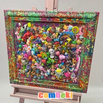  Toys R Art - Wall Art Wall art created using discarded and unwanted toys, jewellery and frames saved from landfill Oyuncaklar R Sanat - Duvar Sanatı Çöplükten kurtarılan atılmış ve istenmeyen oyuncaklar, mücevherler ve çerçeveler kullanılarak oluşturulan duvar sanatı