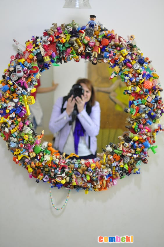 Upcycle Toys – DIY Mirror of Happiness I can t remember the last time I had so much fun creating. I found myself completely engrossed in the task of creating a mirror with random toys. Earlier this year, I went to Israel (you can find more about the trip here) and met mother and artist, Tal. I spent hours in her studio, creating İleri Dönüşüm Oyuncakları – Kendin Yap Mutluluk Aynası En son ne zaman yaratırken bu kadar eğlendiğimi hatırlayamıyorum. Kendimi tamamen rastgele oyuncaklarla bir ayna yaratma görevine kaptırmış halde buldum. Bu yılın başlarında İsraile gittim (gezi hakkında daha fazla bilgiyi burada bulabilirsiniz) ve anne ve sanatçı Tal ile tanıştım. Onun stüdyosunda saatler harcadım, yarattım.