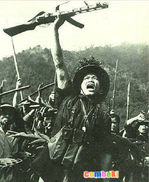 Amerikan askerleri Vietnam ormanlarında